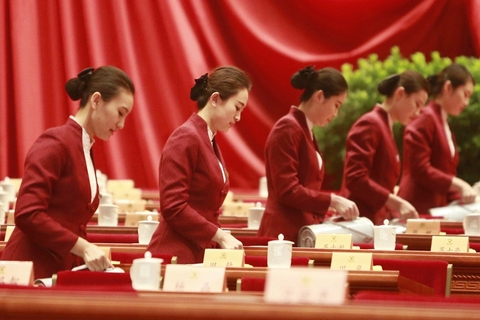 兩會服務人員的專業(yè)之美 于細節(jié)處見真章